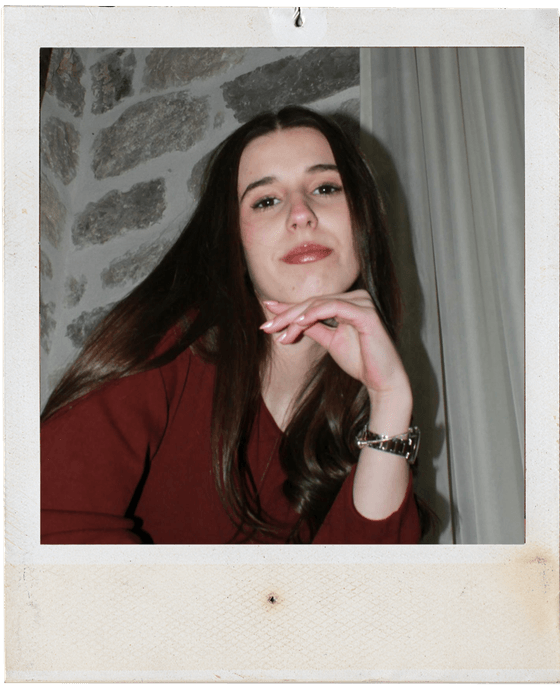 The Vintage frame style, holding a photograph